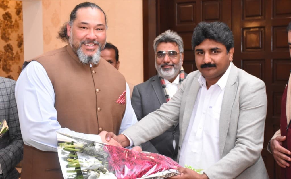 Chaudhary Abdul Waheed President Mandi Bahauddin Chamber of Small Traders and Small Industry welcome to the Ambassador of America Mr. William K Maclon